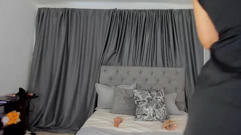 Snapshot of laura__martiinez chatting on November 2025 12:51:01 PM online show from November 2025 12:51:01 PM