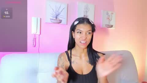 Laura online show from November 2025 01:00:01 PM