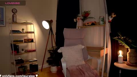 Laura Lee. online show from October 2025 10:52:02 PM