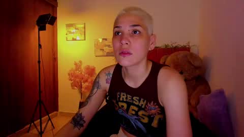 Snapshot of laura_r23 chatting on April 2026 07:25:02 AM Laura Rose online show from April 2026 07:25:02 AM