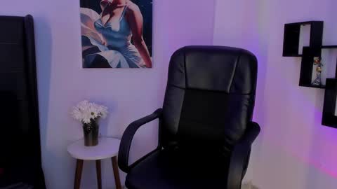 Laura Blue online show from February 2025 06:20:01 PM