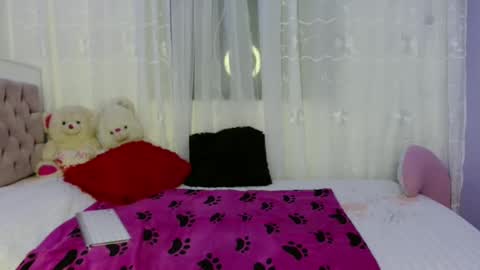 lauracb          online show from December 2024 06:21:01 AM