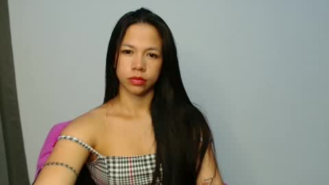 lauracb          online show from April 2026 06:52:01 AM