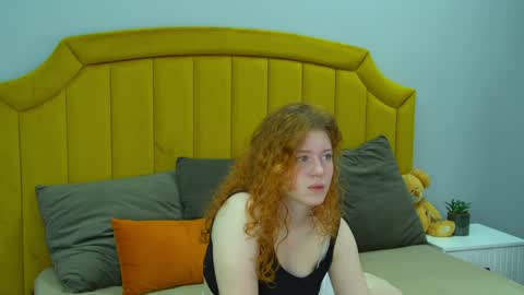 Snapshot of lauradennis chatting on April 2026 05:10:01 AM Laura online show from April 2026 05:10:01 AM