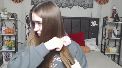 LauraHlot online show from November 2025 07:10:01 PM