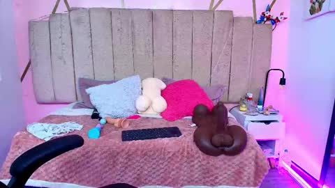 lauraltt online show from December 2025 08:37:02 PM