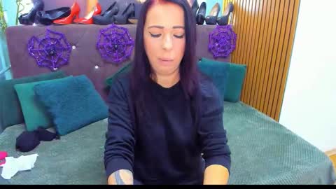 Laura online show from October 2025 04:49:02 AM