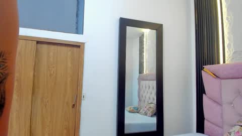 Laurem online show from November 2025 07:13:02 PM