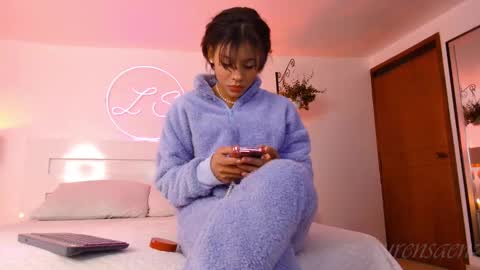 Lauren Saenz online show from January 2025 12:09:01 PM