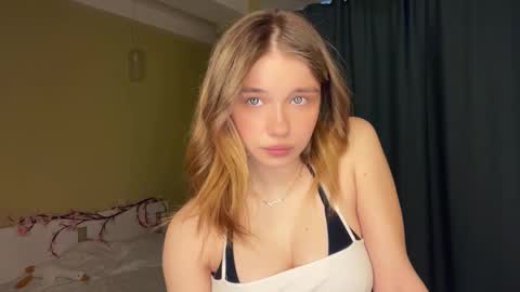 Snapshot of laurineleconey chatting on March 2026 11:06:01 AM Bella online show from March 2026 11:06:01 AM