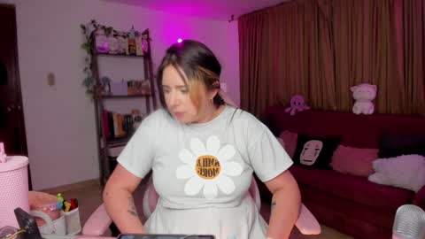 Snapshot of lauu_r chatting on January 2025 02:33:01 AM online show from January 2025 02:33:01 AM