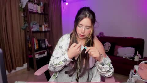 Snapshot of lauu_r chatting on January 2025 05:00:01 AM online show from January 2025 05:00:01 AM