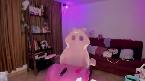 Snapshot of lauu_r chatting on January 2025 09:02:02 AM online show from January 2025 09:02:02 AM