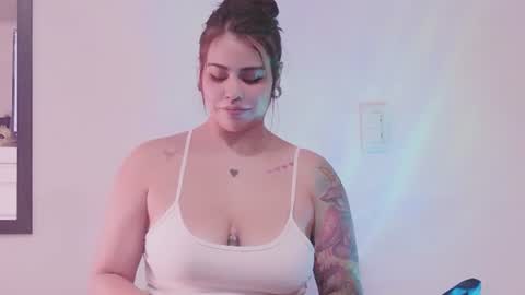 Snapshot of lauuuuuu_9 chatting on June 2026 01:43:02 AM online show from June 2026 01:43:02 AM