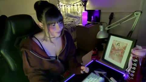 Lavenderrzz online show from November 2025 02:28:01 PM