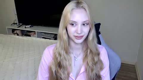 Snapshot of laylapretty001 chatting on June 2026 04:15:02 AM LaylaPretty001 online show from June 2026 04:15:02 AM