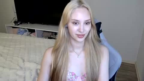Snapshot of laylapretty001 chatting on July 2026 04:25:01 AM LaylaPretty001 online show from July 2026 04:25:01 AM