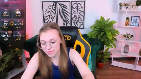 layriantavee online show from March 2025 07:30:01 AM