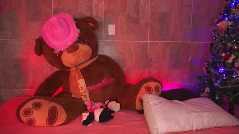 Snapshot of league_of_lovers2 chatting on December 2024 01:04:02 AM Vero Andy and Caius online show from December 2024 01:04:02 AM