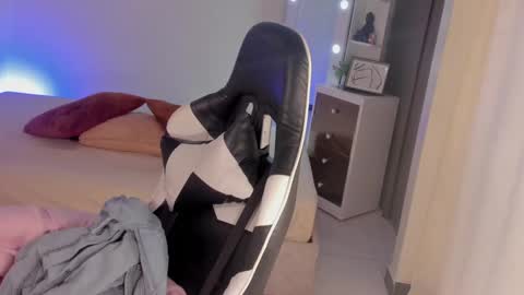 Snapshot of leahaltomm chatting on February 2025 09:42:01 PM leahaltomm online show from February 2025 09:42:01 PM