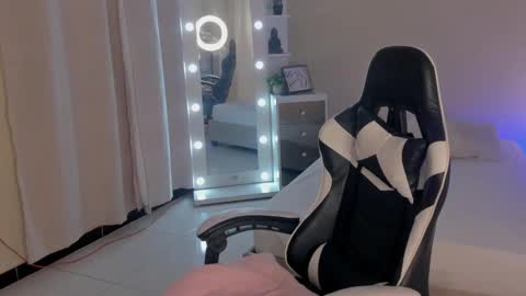 Snapshot of leahaltomm chatting on February 2025 08:33:02 PM leahaltomm online show from February 2025 08:33:02 PM