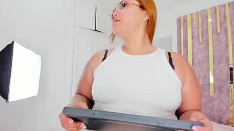 Snapshot of leahbarker chatting on February 2025 09:26:02 PM Leah online show from February 2025 09:26:02 PM