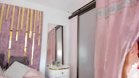 Snapshot of leahbarker chatting on February 2025 09:58:01 PM Leah online show from February 2025 09:58:01 PM