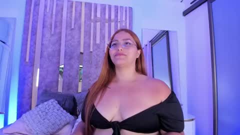 Snapshot of leahbarker chatting on February 2025 02:28:02 AM Leah online show from February 2025 02:28:02 AM