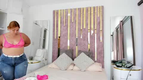 Snapshot of leahbarker chatting on February 2025 08:20:02 PM Leah online show from February 2025 08:20:02 PM