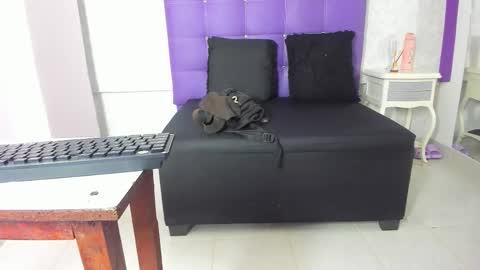 leamoreau__ online show from November 2025 11:31:01 AM