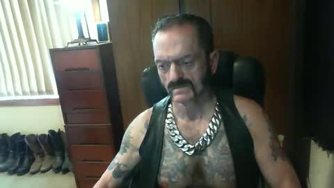 Snapshot of leathergreaser chatting on December 2024 01:05:01 AM leathergreaser online show from December 2024 01:05:01 AM