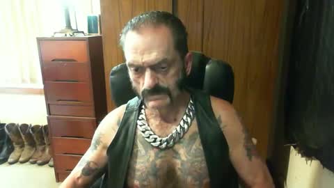Snapshot of leathergreaser chatting on January 2025 02:04:01 AM leathergreaser online show from January 2025 02:04:01 AM