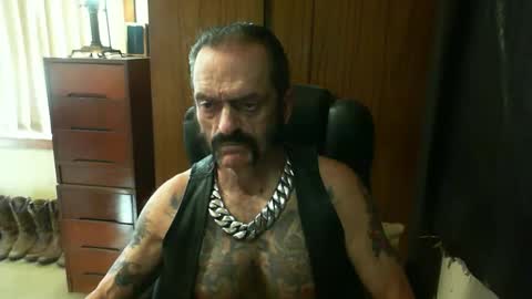 Snapshot of leathergreaser chatting on January 2025 06:10:01 AM leathergreaser online show from January 2025 06:10:01 AM