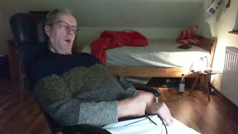 Snapshot of lefti27 chatting on January 2025 10:19:01 PM Dave online show from January 2025 10:19:01 PM