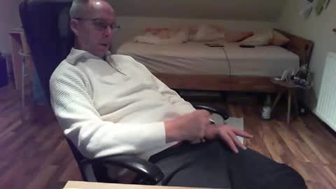 Snapshot of lefti27 chatting on January 2025 04:10:01 PM Dave online show from January 2025 04:10:01 PM