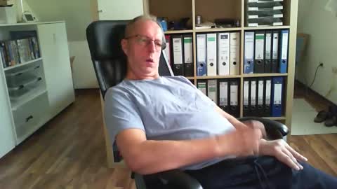 Snapshot of lefti27 chatting on October 2025 08:35:01 AM Dave online show from October 2025 08:35:01 AM