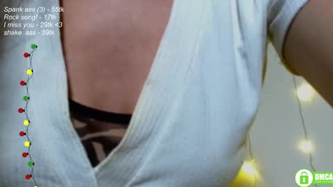 Snapshot of leia_bell chatting on January 2025 08:09:01 PM hey Im Leia and I love rock online show from January 2025 08:09:01 PM