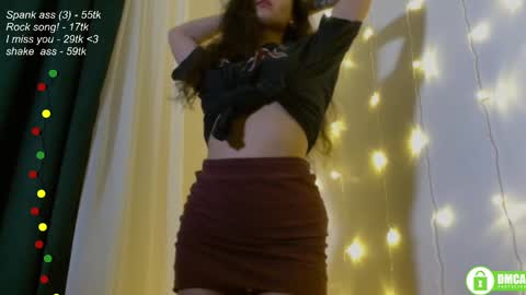 Snapshot of leia_bell chatting on February 2025 06:44:01 PM hey Im Leia and I love rock online show from February 2025 06:44:01 PM