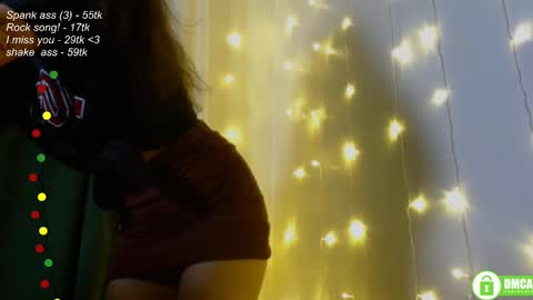 Snapshot of leia_bell chatting on February 2025 06:12:01 PM hey Im Leia and I love rock online show from February 2025 06:12:01 PM