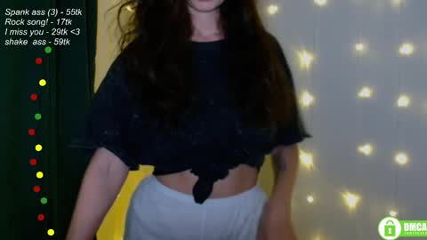 Snapshot of leia_bell chatting on March 2025 06:16:01 PM hey Im Leia and I love rock online show from March 2025 06:16:01 PM