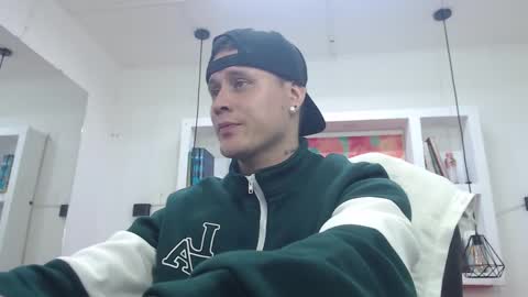 Snapshot of leo_cumming01 chatting on February 2025 02:16:02 PM Yesid online show from February 2025 02:16:02 PM