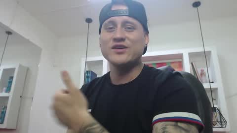 Snapshot of leo_cumming01 chatting on February 2025 02:33:02 PM Yesid online show from February 2025 02:33:02 PM