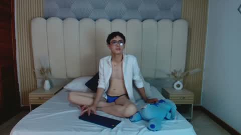 Snapshot of leo_williams_ chatting on June 2026 12:06:01 PM Leo Williams online show from June 2026 12:06:01 PM