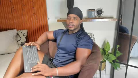 Leandro jones online show from November 2025 12:10:01 AM