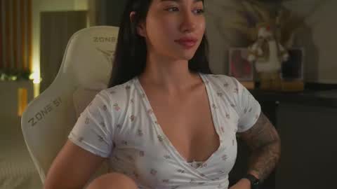 Leora online show from November 2025 05:23:01 PM