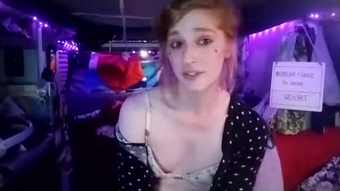 Snapshot of lesleygumgrass chatting on February 2025 04:09:02 AM LesleyGumGrass- The Boring Trans girl online show from February 2025 04:09:02 AM