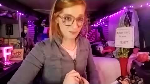 Snapshot of lesleygumgrass chatting on February 2025 05:24:01 AM LesleyGumGrass- The Boring Trans girl online show from February 2025 05:24:01 AM