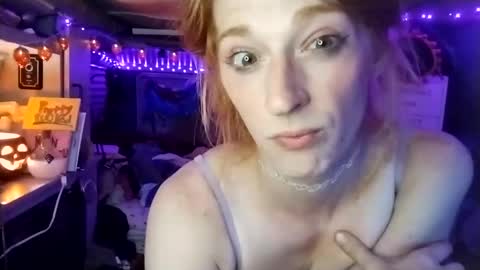 Snapshot of lesleygumgrass chatting on September 2025 03:40:02 AM LesleyGumGrass- The Boring Trans girl online show from September 2025 03:40:02 AM