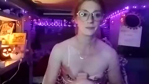 Snapshot of lesleygumgrass chatting on October 2025 05:51:02 AM LesleyGumGrass- The Boring Trans girl online show from October 2025 05:51:02 AM