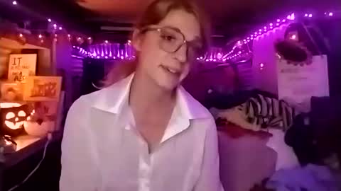 Snapshot of lesleygumgrass chatting on October 2025 06:03:02 AM LesleyGumGrass- The Boring Trans girl online show from October 2025 06:03:02 AM